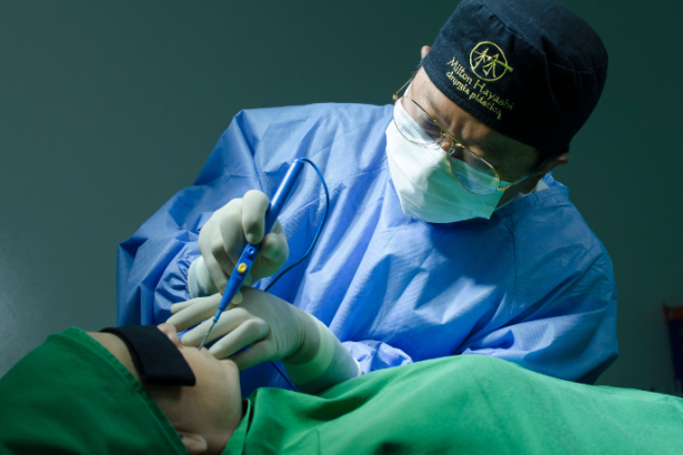 Milton Seigi Hayashi demuestra cómo las cirugías reparadoras impactan la reinserción social.