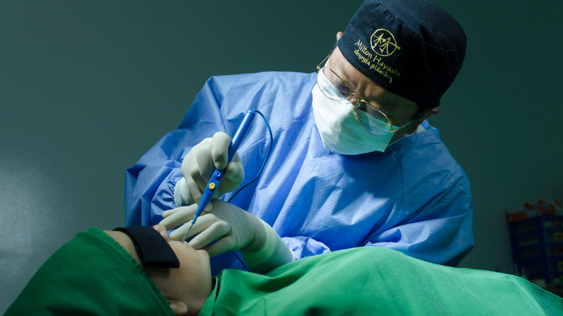 Milton Seigi Hayashi demuestra cómo las cirugías reparadoras impactan la reinserción social.