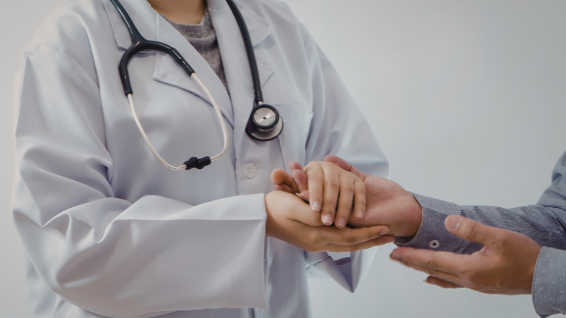 La combinación de estudios de imagen y autoexamen fortalece la detección temprana, según Vinicius Tadeu Sattin Rodrigues.